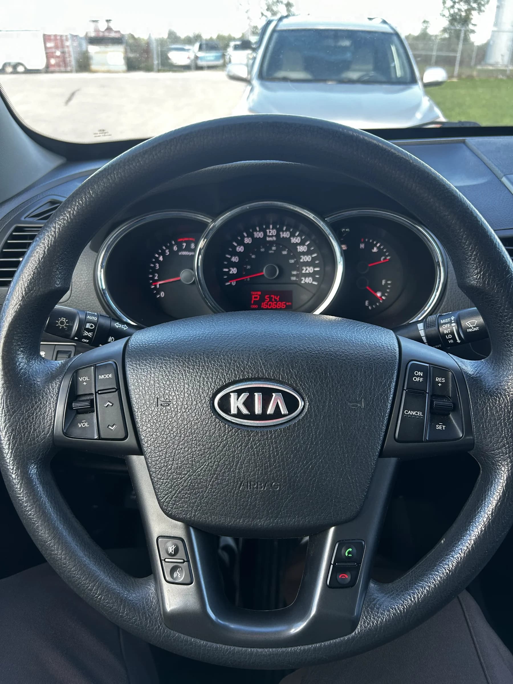 2013 Kia Sorento LX steering wheel and instrument cluster